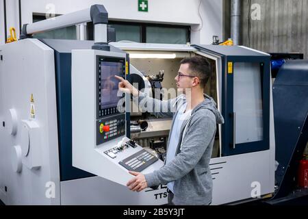 Remscheid, Nordrhein-Westfalen, Deutschland - Lehrling in Metallberufen, hier an einer CNC-Werkzeugmaschine, Berufsbildungszentrum Remscheid Stockfoto