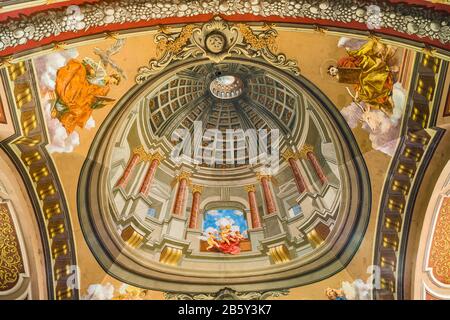 Trompe l'oeil Gemälde an der Decke der ungarischen Griechisch-katholischen Kirche in Mariapocs, Szabolcs-Szatmar-Bereg, Ungarn Stockfoto