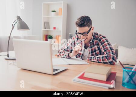 Junger, intelligenter Student in Brille, der sich auf eine schwierige Prüfung vorbereitet Stockfoto