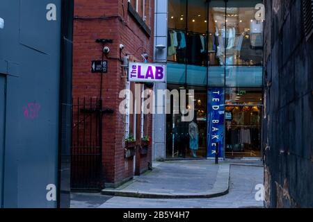 Ted Baker und The Lab legen im März 2020 eine ruhige Spur an der Buchanan Street in Glasgow ab Stockfoto