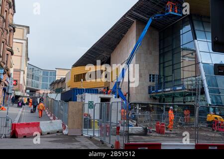 Bauarbeiter bei der Arbeit an der Sanierung des Bahnhofs Queen Street im März 2020 im Glasgower Stadtzentrum. Stockfoto