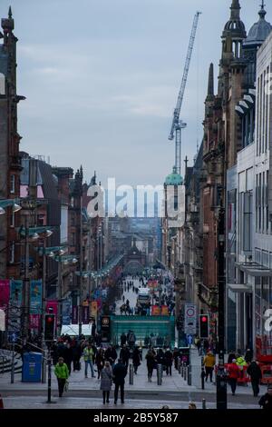 Blick auf die belebte Einkaufsstraße der Glasgow Style Mile in der Buchanan Street. Stockfoto