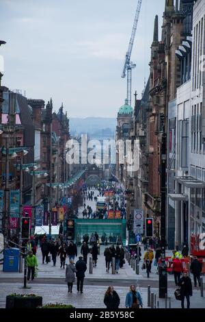 Blick auf die belebte Einkaufsstraße der Glasgow Style Mile in der Buchanan Street. Stockfoto