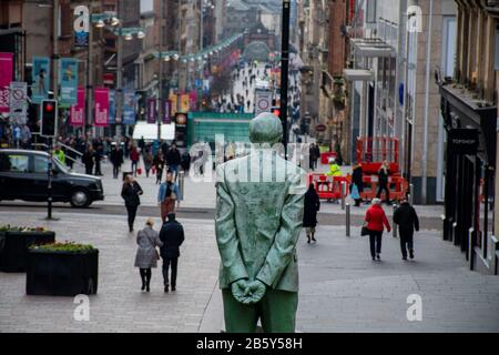 Donald Dewar Statue, die auf die Buchanan Street im Glasgower Stadtzentrum, Schottland, führt Stockfoto