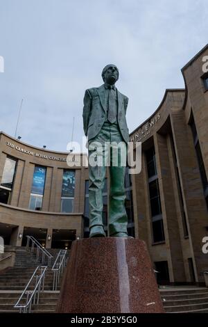 Statue der Donald-Dewar-Statue vor der Royal Concert Hall in Glasgow in der Buchanan Street Stockfoto