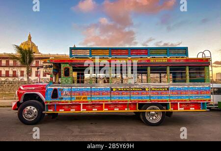 Chiva-Bus in Cartagena, Kolumbien Stockfoto