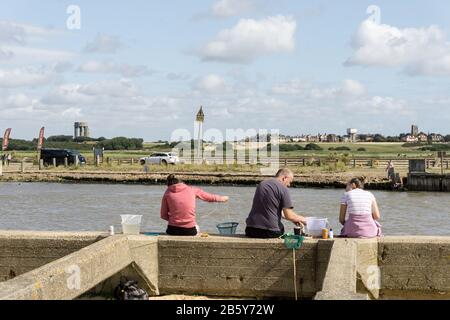 Sommerszene im Badeort Walberswick, Suffolk, Großbritannien; Familienparty mit Krabbenfang. Stockfoto