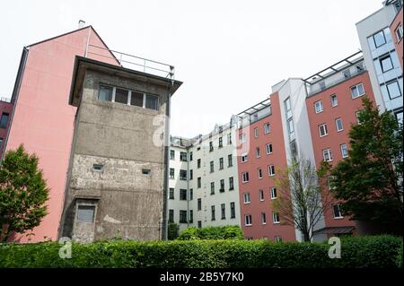10.06.2019, Berlin, Deutschland, Europa - Der ehemalige ostdeutsche Wachturm am Kieler Eck Kommandoposten in Berlin-Mitte, umgeben von Wohnblöcken. Stockfoto