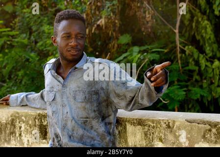 Junger obdachloser Afrikaner auf der Brücke Stockfoto