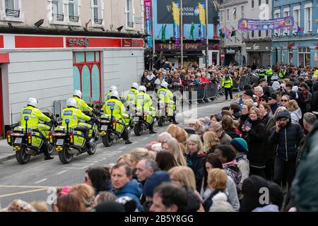 Eine große Menschenmenge versammelte sich auf der Lombard St In Galway City Ireland während des Besuchs Der Herzogin von Cambridge Stockfoto