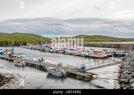 Der Hafen der kleinen Siedlung Hamnavoe auf der Insel West Burra vor Shetland Festland. Stockfoto