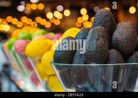Frische Avocados und andere Früchte, die an einem schicken Saftstand gezeigt werden Stockfoto