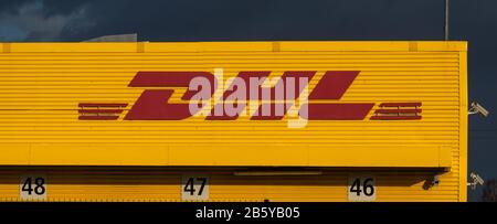 DHL-Logo auf einem Lagergebäude.Szczecin, Polen-März 2020 Stockfoto