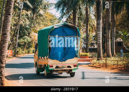 Goa, Indien. Kleinlastwagen Fährt Auf Der City Street. Rückansicht. Stockfoto