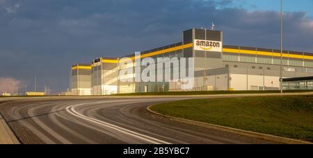 Straße zum Logistikzentrum Amazon in Polen.Szczecin, Polen-März 2020. Stockfoto