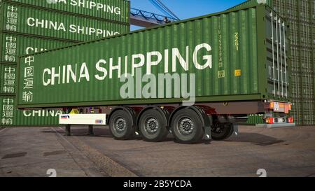 China Firy China Shipping Container im Hafen vor dem Hintergrund von Stapeln von Containern Stockfoto