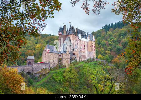 Schloss Eltz im Herbst - berühmte Bergburg verschachtelt in den Waldhügeln über der Mosel zwischen Koblenz und Trier, Deutschland Stockfoto