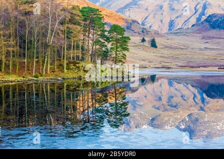 Blea Tarn an einem ruhigen Wintermorgen in der Nähe von Langdale im Lake District National Park, Cumbria, Großbritannien Stockfoto