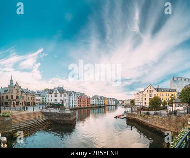 Alesund, Norwegen - 19. Juni 2019: Alte Häuser Im Bewölkten Sommertag. Die Architektur Des Jugendstils Ist Ein Historisches Erbe Und Ein Wahrzeichen. Panorama. Stockfoto