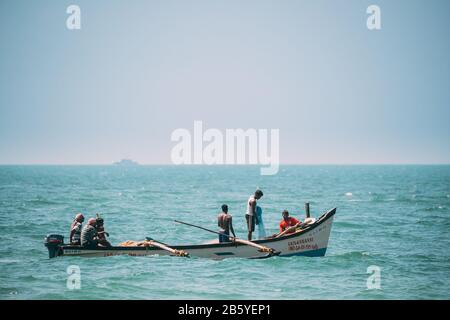 Goa, Indien - 10. Februar 2020: Fischer Im Boot Ziehen Fischernetz. Stockfoto