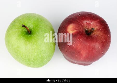 Zwei nasse Äpfel über der Ansicht isoliert auf weißem Hintergrund Stockfoto