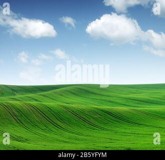 Abstrakte ländliche Landschaft mit landwirtschaftlichen Feldern und blauem Himmel. Region Südmähren, Tschechien Stockfoto