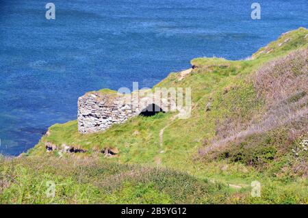 Der Alte Frühe Stein Hat Lime-Brennofen Zwischen Greenkliff und Abbotsham Cliff vom South West Coastal Path, North Devon, England, Großbritannien, Stockfoto