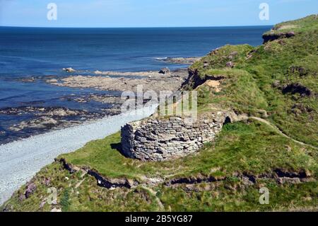 Der Alte Frühe Stein Hat Lime-Brennofen Zwischen Greenkliff und Abbotsham Cliff vom South West Coastal Path, North Devon, England, Großbritannien, Stockfoto