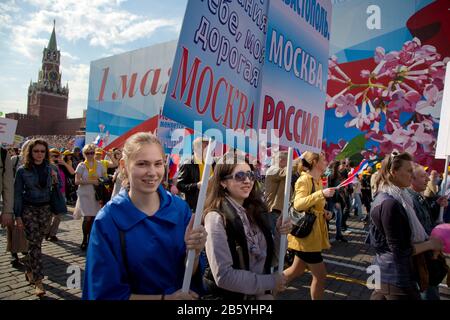 Moskau, Russland. Mai 2014. Die Teilnehmer der Labour-Union haben sich dem Tag der Internationalen Solidarität Der Arbeiter und dem Frühlings- und Arbeitstag auf dem Roten Platz in Moskau, Russland, gewidmet Stockfoto