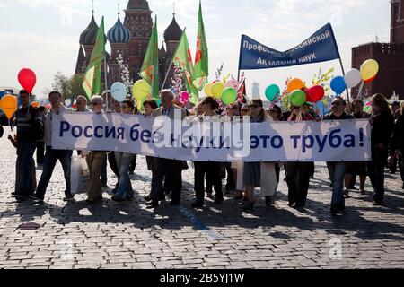 Moskau, Russland. Mai 2014. Die Teilnehmer der Labour-Union haben sich dem Tag der Internationalen Solidarität Der Arbeiter und dem Frühlings- und Arbeitstag auf dem Roten Platz in Moskau, Russland, gewidmet. Die Menschen halten Banner mit Aufschrift auf Russisch "Russland ohne Wissenschaft ist eine Pfeife" Stockfoto