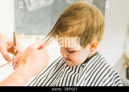 Ein kleiner Junge in einem Friseursalon Stockfoto