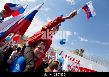 Moskau, Russland. Mai 2014. Die Teilnehmer der Labour-Union haben sich dem Tag der Internationalen Solidarität Der Arbeiter und dem Frühlings- und Arbeitstag auf dem Roten Platz in Moskau, Russland, gewidmet Stockfoto