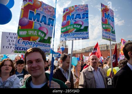 Moskau, Russland. Mai 2014. Die Teilnehmer der Labour-Union haben sich dem Tag der Internationalen Solidarität Der Arbeiter und dem Frühlings- und Arbeitstag auf dem Roten Platz in Moskau, Russland, gewidmet Stockfoto