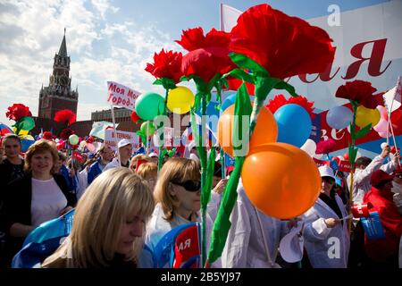 Moskau, Russland. Mai 2014. Die Teilnehmer der Labour-Union haben sich dem Tag der Internationalen Solidarität Der Arbeiter und dem Frühlings- und Arbeitstag auf dem Roten Platz in Moskau, Russland, gewidmet Stockfoto