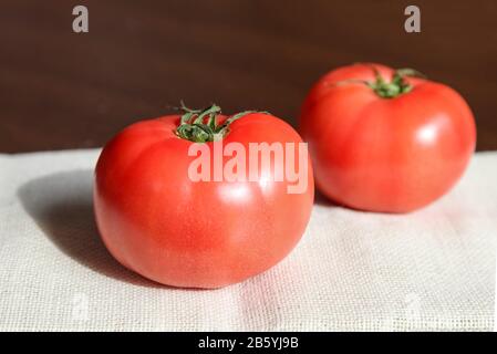 Kirschtomaten, frische Tomaten mit grünen Blättern isoliert Stockfoto