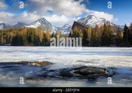 Bergsee Strbske pleso (Strbske See) im Frühjahr. Nationalpark hohe Tatra, Slowakei. Landschaftsfotografie Stockfoto