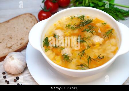 Hühnersuppe mit Fleischbällchen und Pasta auf dem Tisch Stockfoto