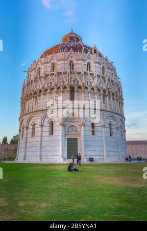 Pisa, Italien - 25. Oktober 2018: Blauer Abendblick auf das Baptisterium, Kathedrale auf dem Platz der Wunder Stockfoto