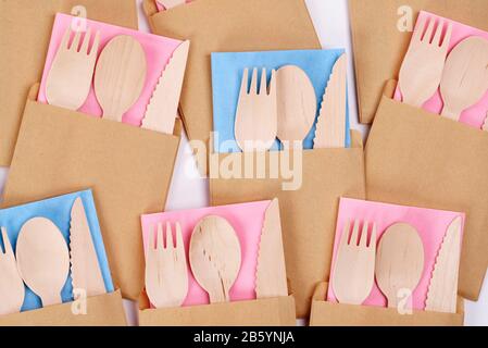 ECO-Besteck aus Bambus in Kartonpackungen Stockfoto