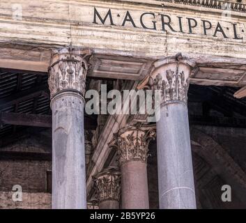 Italien.Rom.das Pantheon befindet sich auf der Piazza della Rotonda. Es wurde von Kaiser Hadrian '120 n. Chr. erbaut und verfügt über eine sehr beeindruckende Kuppel. Stockfoto