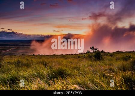 Der Rauch steigt aus einem schlafenden Vulkan im Hawaii Volcanoes National Park. Stockfoto