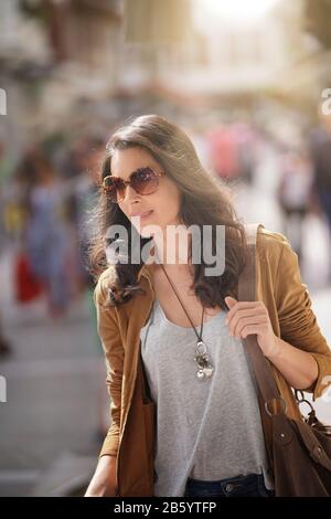 Attraktive brünette Frau in der Stadt Sonnenbrille tragen Stockfoto