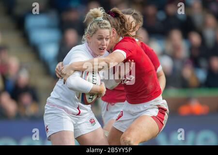 London, Großbritannien. März 2020. Natasha Hunt (England, 21) und Kerin Lake (Wales, 11) kämpfen um den Ball. Vierter Spieltag des Rugby-Turniers Six Nations 2020 Der Frauen; England - Wales am 7. März 2020 in London. Credit: Jürgen Kessler / dpa / Alamy Live News Stockfoto