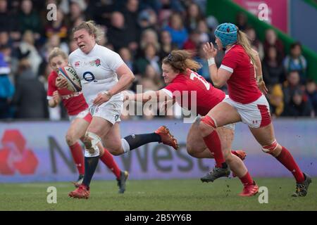 London, Großbritannien. März 2020. Sarah Bern (England, 18) wird von Lauren Smyth (Wales, 23) an ihrer Hose festgehalten. Rechts versucht Gwen Crabb (Wales, 19) zu helfen. Vierter Spieltag des Rugby-Turniers Six Nations 2020 Der Frauen; England - Wales am 7. März 2020 in London. Credit: Jürgen Kessler / dpa / Alamy Live News Stockfoto