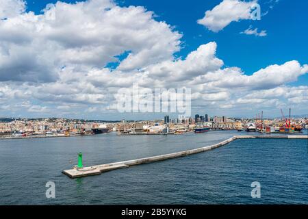 Leuchtturm von Neapel, Hafen und Küste von Neapel, Blick vom Meer Stockfoto