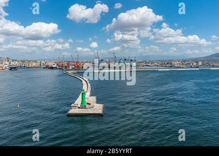 Naples Lighthouse vor Bousan Pier der Terminalinfrastruktur des Gewerbegebietes des Hafen von Neapel Stockfoto