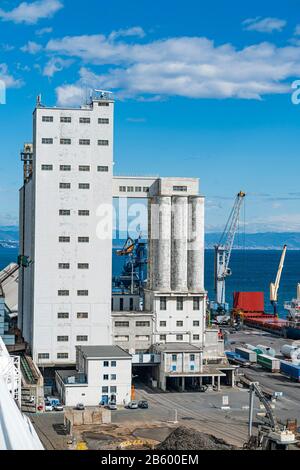 Vertikales Silo in Agribulk, Entladetürme im Hafen von Savona, Italien Stockfoto