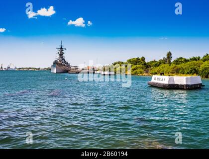 Ein weiteres angedocktes Schlachtschiff in Pearl Harbour, Hawaii, ist von der USS Arizona aus zu sehen Stockfoto