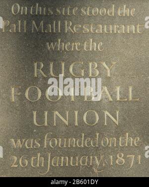 Steintafel, Denkmal für das Restaurant Pall Mall, in dem die Rugby Football Union am 26. Januar 1871 in Cockspur St, London SW1 gegründet wurde Stockfoto