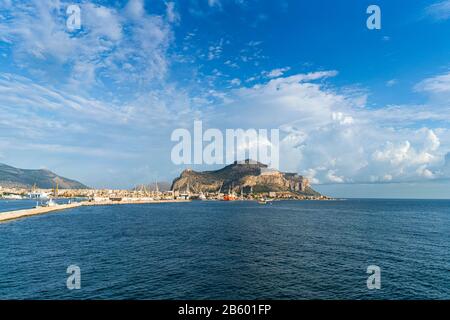 Blick auf den Berg Pellegrino und den Hafen von Palermo vom Meer. Palermo, Italien, Sizilien Stockfoto